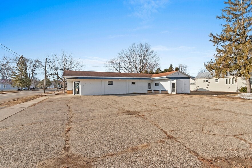 More Photos Of 302 Collins Ave, Oconto General Retail For Sale