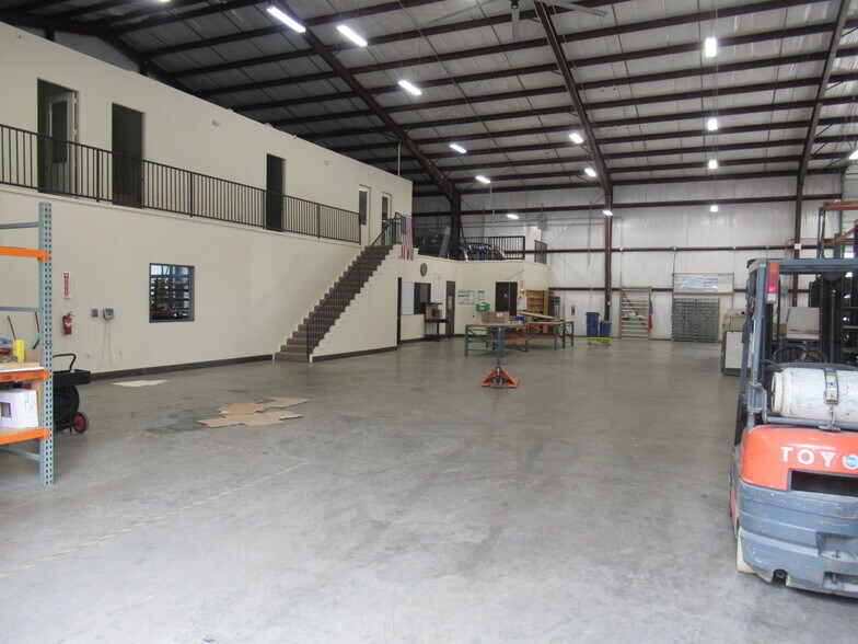 More Photos Of 21061 Gene Campbell Blvd, New Caney Warehouse For Lease