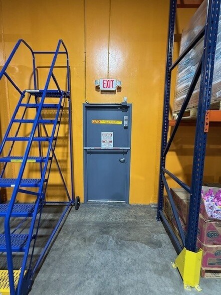 More Photos Of 7400 North Fwy, Houston Freestanding For Lease