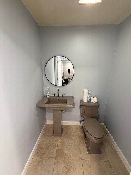 More Photos Of 1312 Commerce Ln, Jupiter Warehouse For Lease