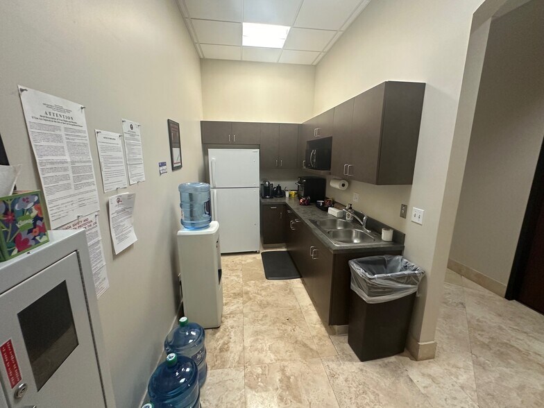 More Photos Of 4974 S Rainbow Blvd, Las Vegas Office For Sale