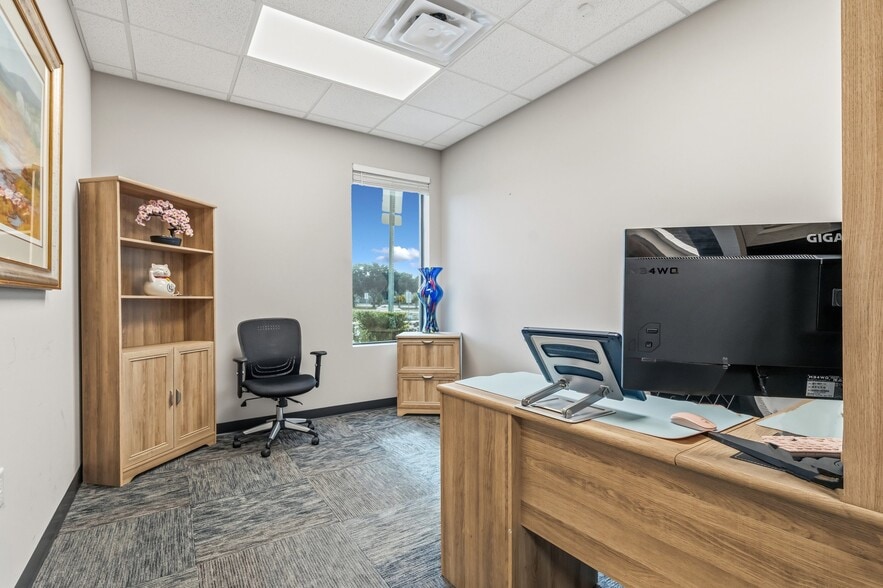 More Photos Of 131 S Country Club Rd, Lake Mary Office For Sale