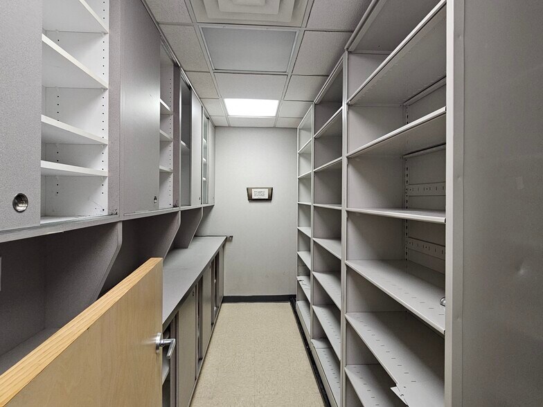 More Photos Of 202 E Main St, Huntington Medical For Lease