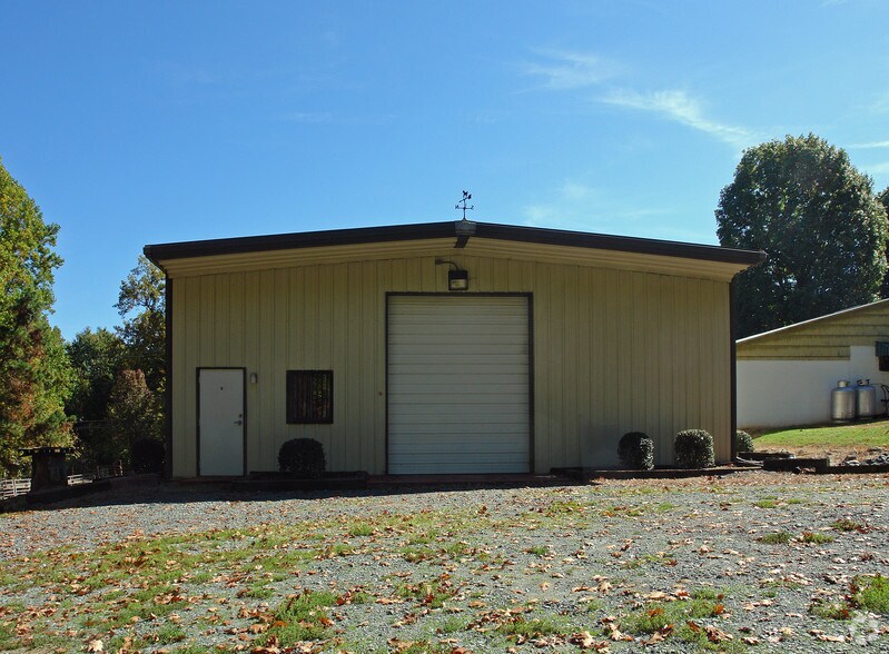 More Photos Of 3026C S Main St, Winston-Salem Veterinarian Kennel For Lease