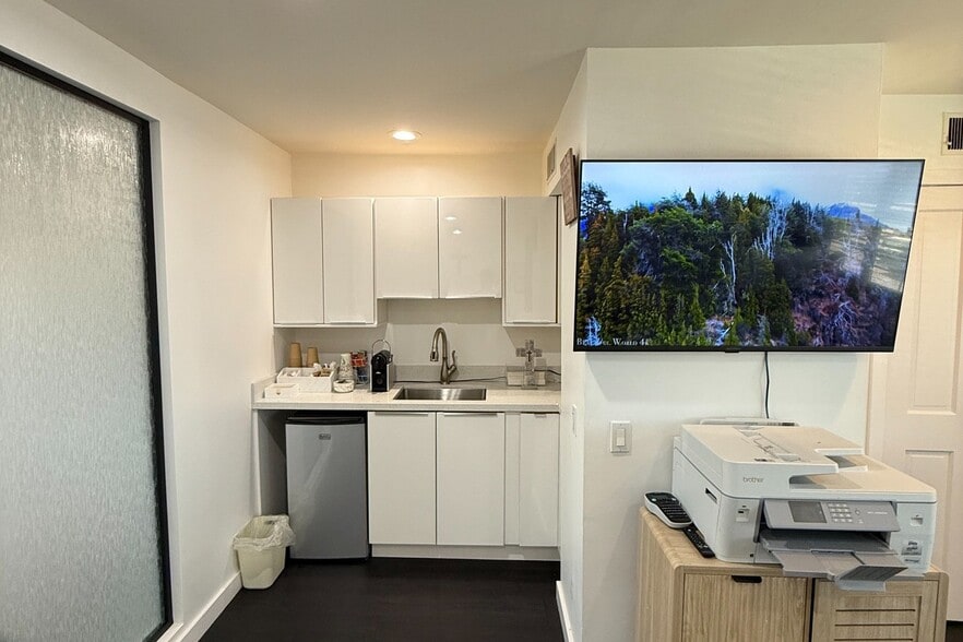 More Photos Of 207 W Alameda Ave, Burbank Office For Sale