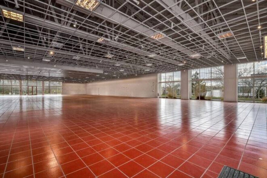 More Photos Of 54 Montauk Hwy, Southampton Freestanding For Sale