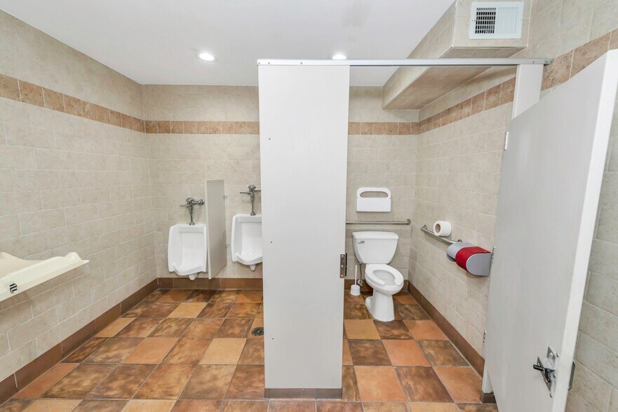 More Photos Of 2716 Hempstead Tpke, Levittown Restaurant For Sale