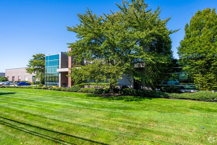 More Photos Of 123 Smith St, Farmingdale Flex For Lease