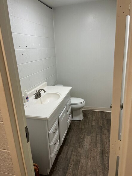 More Photos Of 908 E North St, Salina Warehouse For Lease