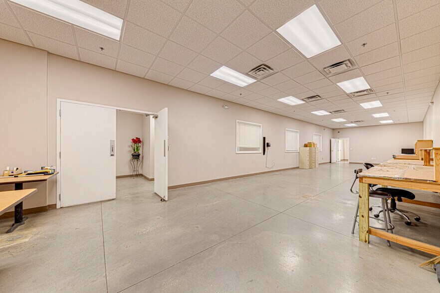 More Photos Of 14180 E Colonial Dr, Orlando Warehouse For Lease