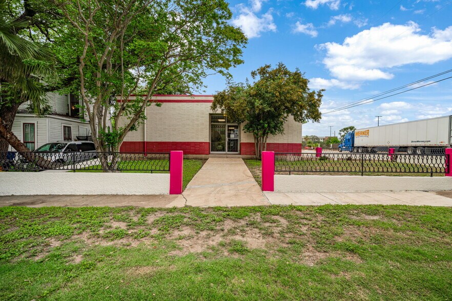 More Photos Of 201 W Poplar St, San Antonio Medical For Sale