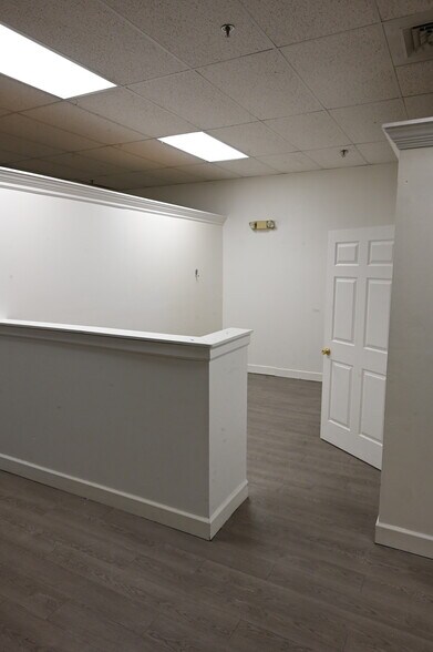 More Photos Of 25 Meadow Rd, Windsor Showroom For Lease