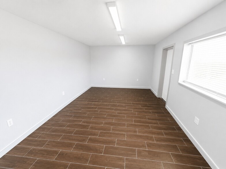 More Photos Of 4138 Causeway Blvd, Tampa Warehouse For Lease