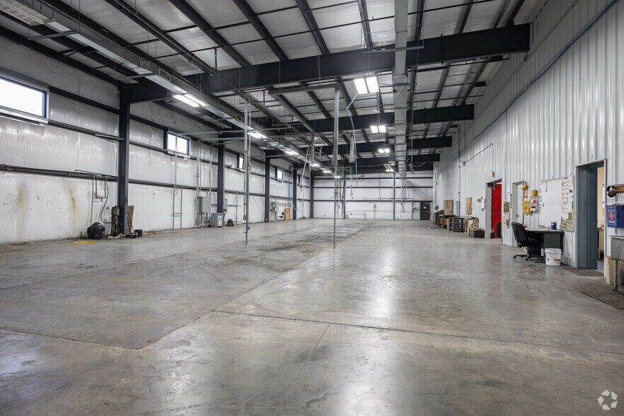 More Photos Of 3650 W Industrial Dr, Louisiana Manufacturing For Sale
