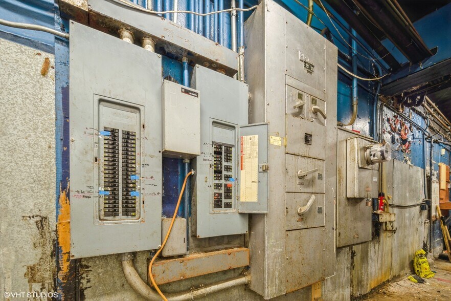 More Photos Of 327 E 79th St, Chicago Freestanding For Lease