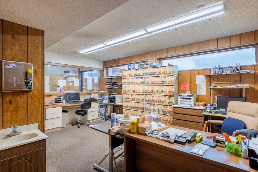 More Photos Of 5601 Victoria Dr, Oak Forest Office For Sale
