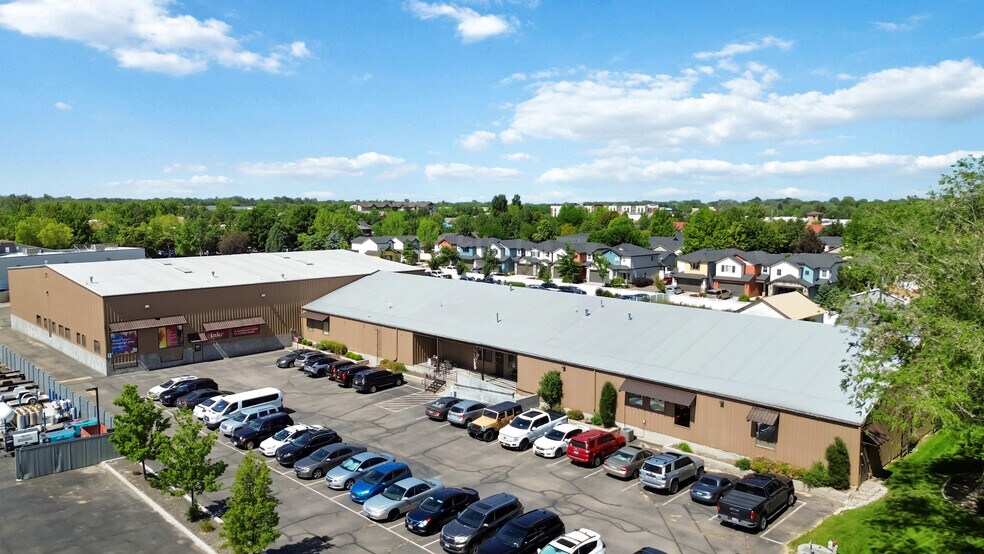 More Photos Of 1345 E State St, Eagle Warehouse For Lease