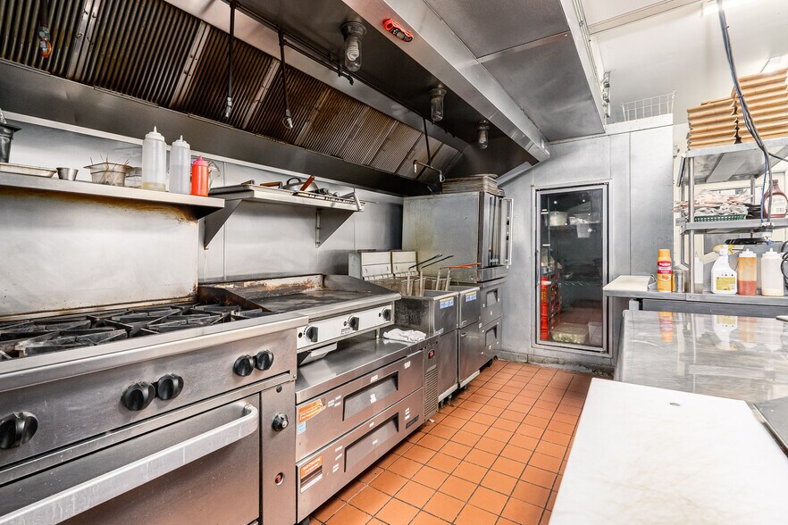 More Photos Of 117 E Riverside Dr, Jeffersonville Restaurant For Lease