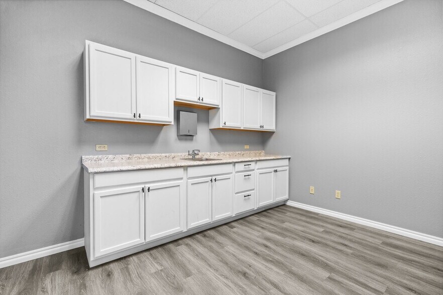 More Photos Of 2402 S 29th St, Chickasha Office For Sale