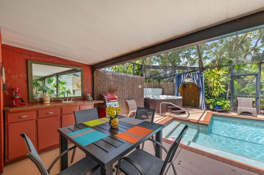 More Photos Of 941 Virginia Dr, Sarasota Apartments For Sale