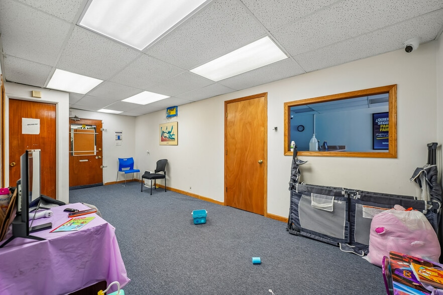 More Photos Of 6114 W North Ave, Chicago Office For Sale