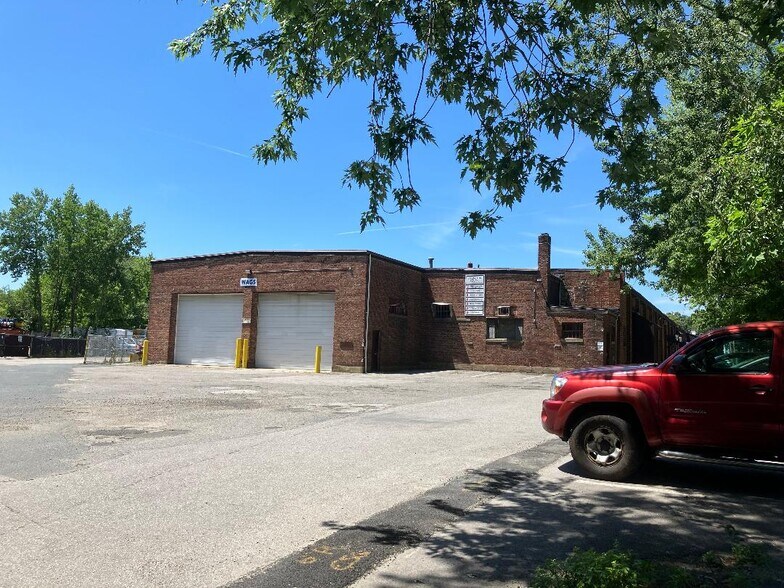 More Photos Of 227 Arlington St, Framingham Warehouse For Lease