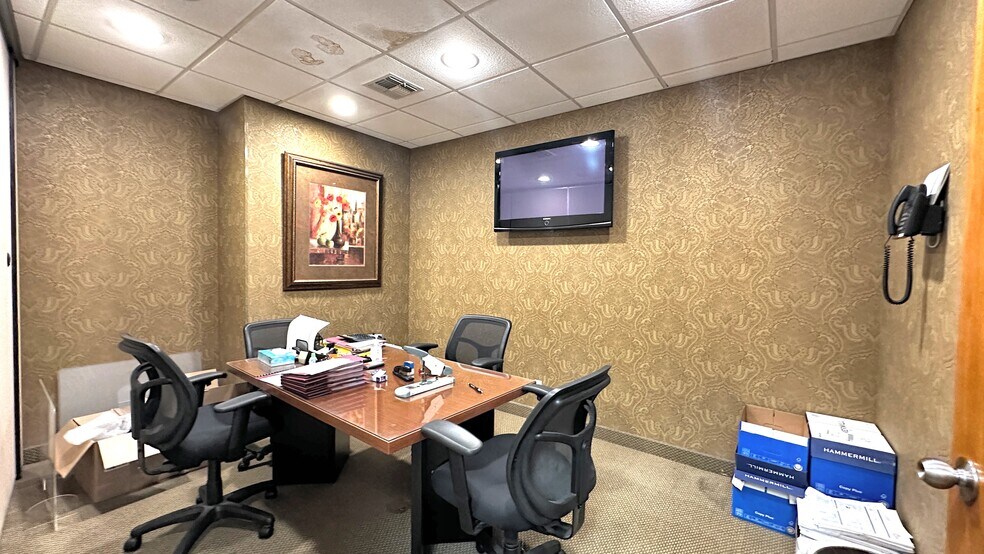 More Photos Of 1991 Smith St, Merrick Medical For Sale