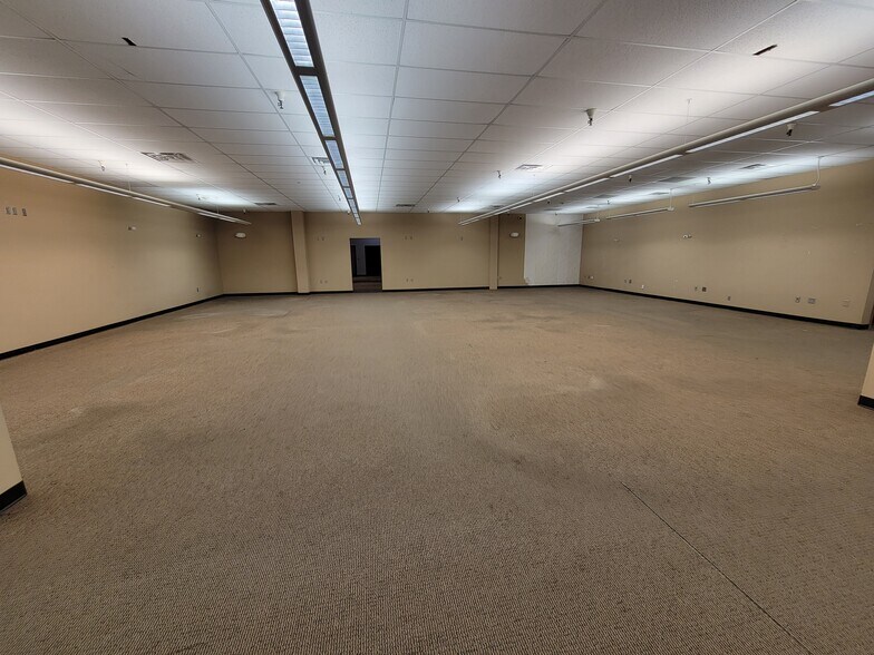 More Photos Of 2101 W 41st St, Sioux Falls General Retail For Lease