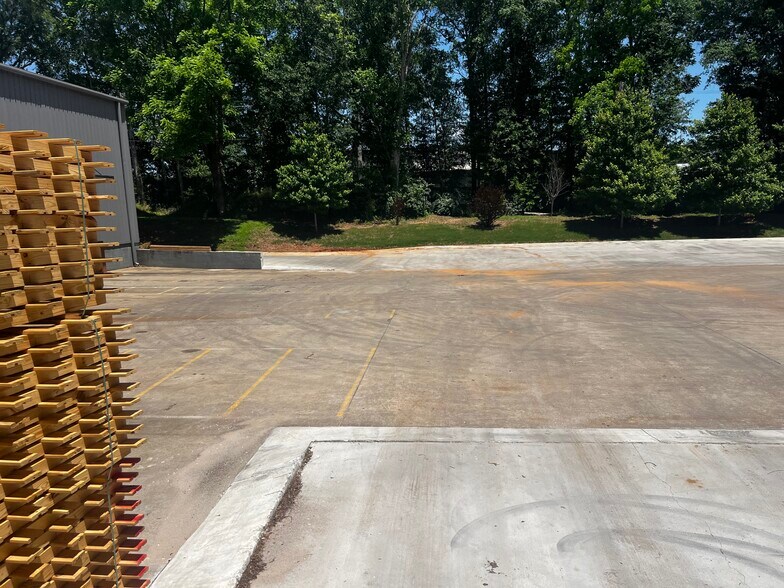 More Photos Of 13 McBride St, Newnan General Retail For Sale