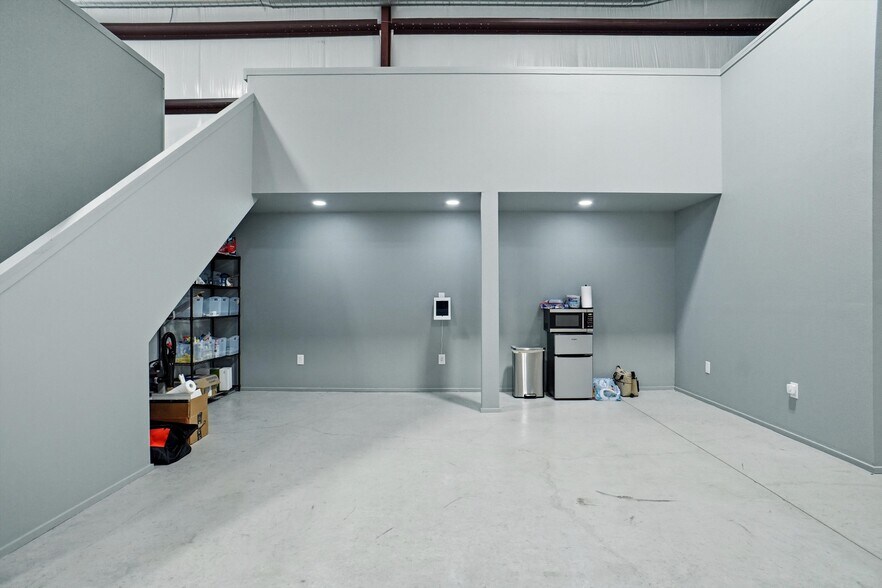 More Photos Of 13053 Harmon Rd, Fort Worth Warehouse For Sale