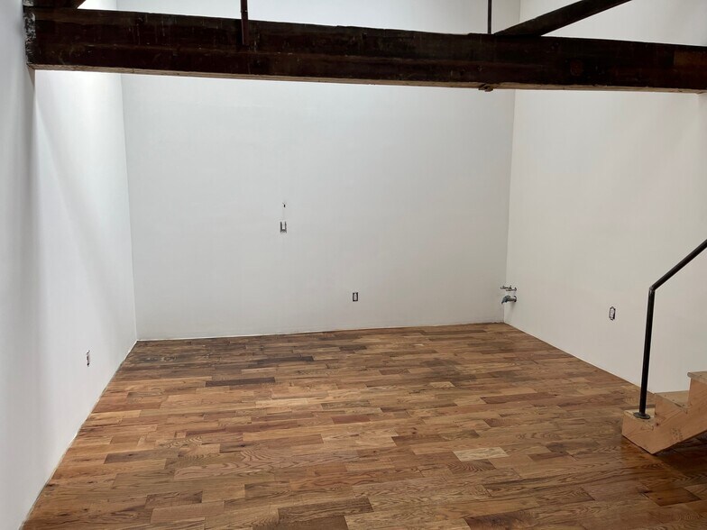 More Photos Of 310 Meserole St, Brooklyn Flex For Lease