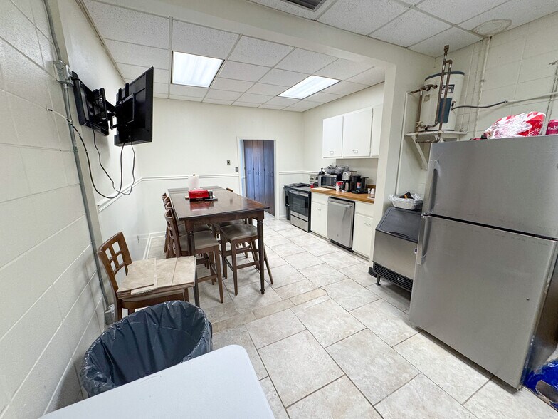 More Photos Of 1808 S Craft Hwy, Chickasaw Office For Lease