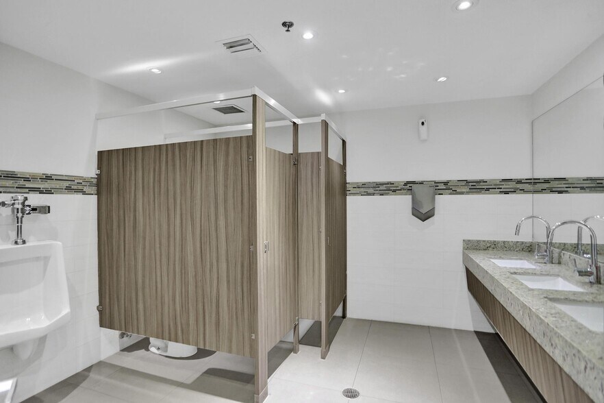 More Photos Of 2870 Stirling Rd, Hollywood Light Distribution For Lease