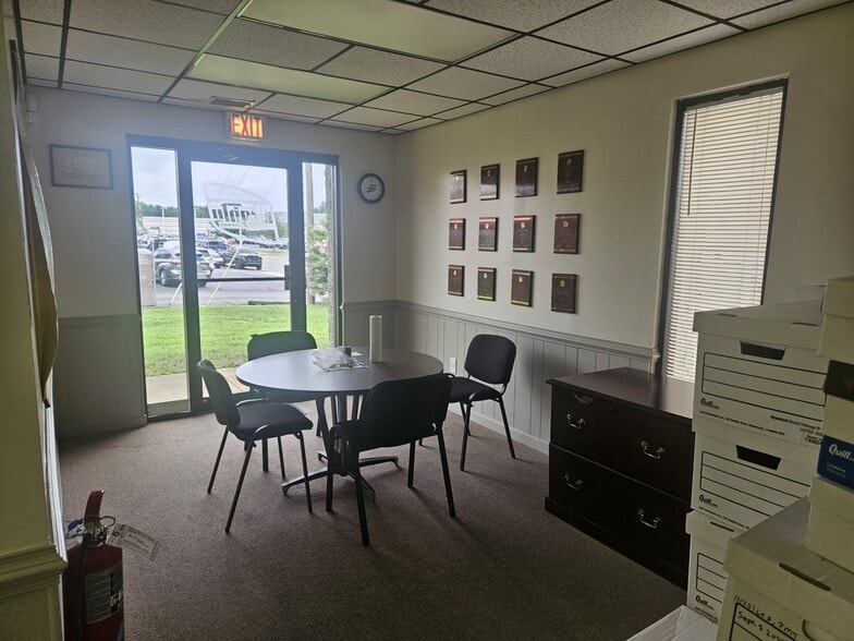 More Photos Of 7010 Calmar Dr, Mechanicsville Warehouse For Sale
