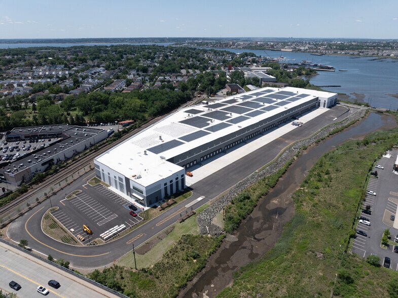 More Photos Of 1 Nassau Pl, Staten Island Warehouse For Lease