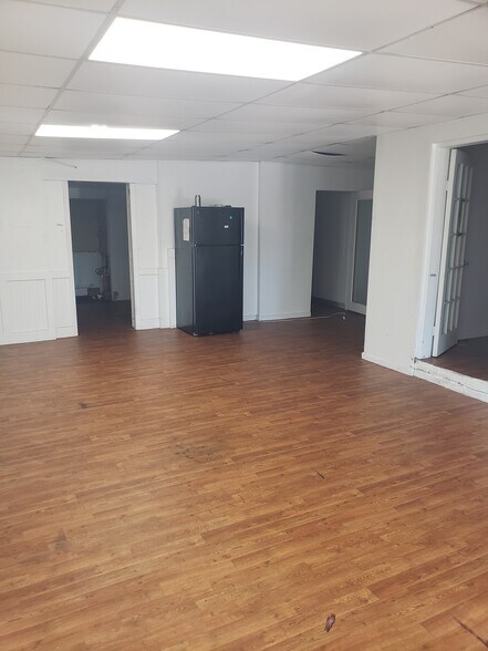 More Photos Of 585 1st Ave S, Jacksonville Beach Showroom For Lease