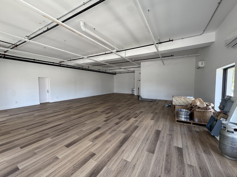 More Photos Of 980 Little East Neck Rd, West Babylon Showroom For Lease