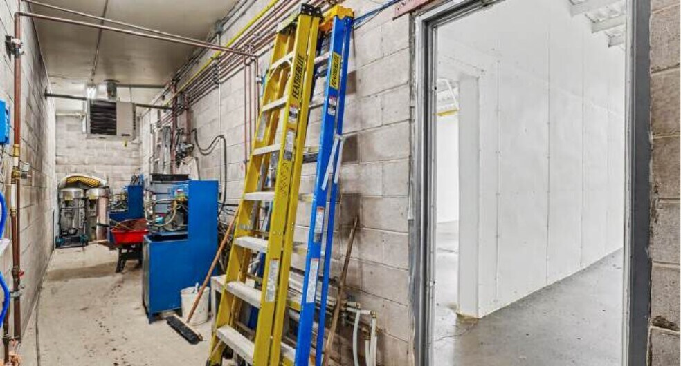 More Photos Of 641 Nelson St, Pembroke General Retail For Sale
