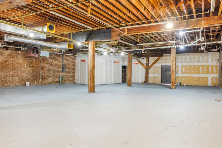 More Photos Of 313 W River St, Savannah Freestanding For Lease