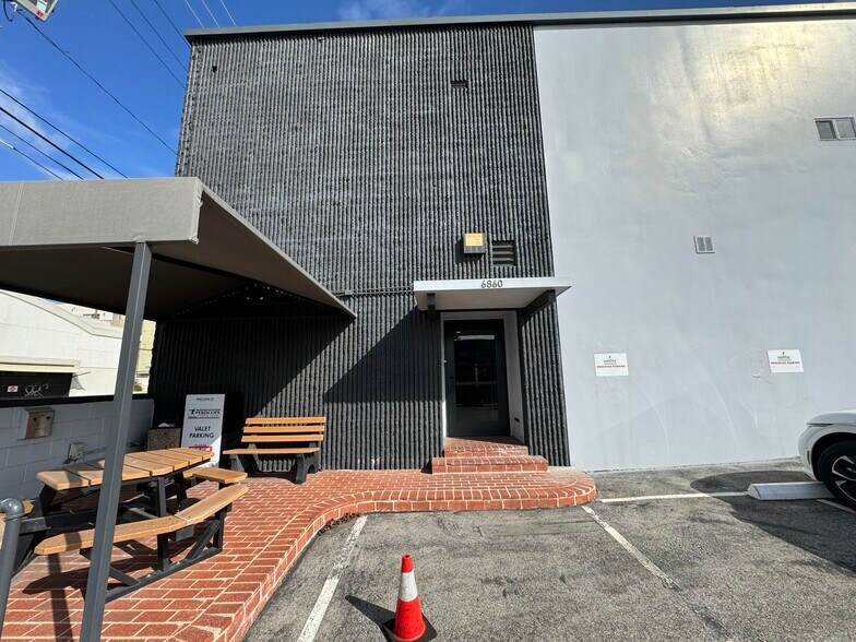 More Photos Of 6860 Lexington Ave, Los Angeles Loft Creative Space For Lease