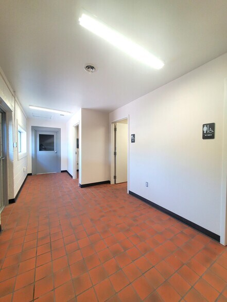 More Photos Of 2401 NW Vivion Rd, Riverside General Retail For Lease