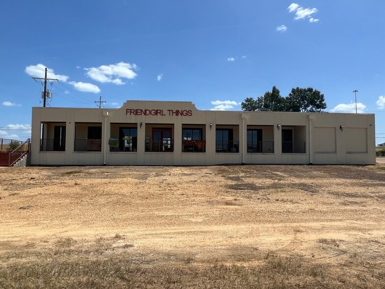 More Photos Of 1410 Apache Dr, Mccomb Freestanding For Sale