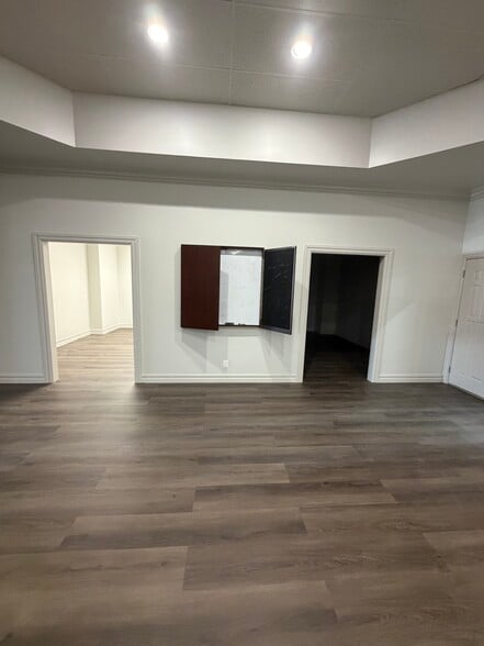 More Photos Of 10934 E 55th Pl, Tulsa Distribution For Lease