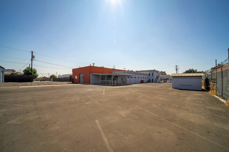 More Photos Of 14208 Towne Ave, Los Angeles Showroom For Lease