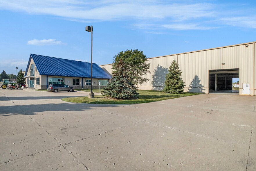 More Photos Of 4072 Flint Asphalt Dr, Burton Distribution For Sale