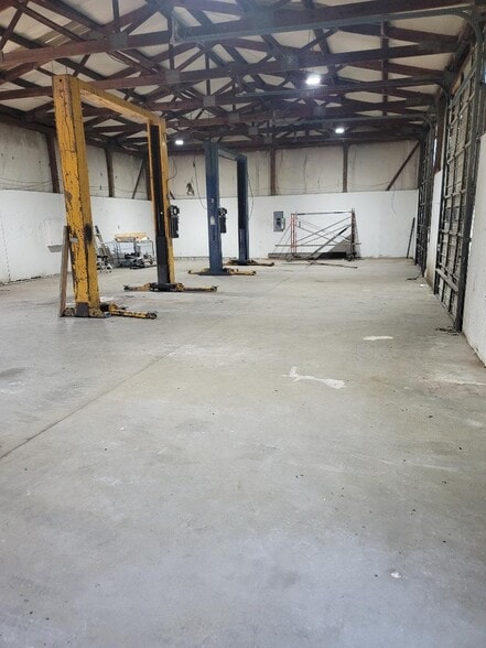 More Photos Of 6132 US 264 E, Greenville Auto Repair For Sale