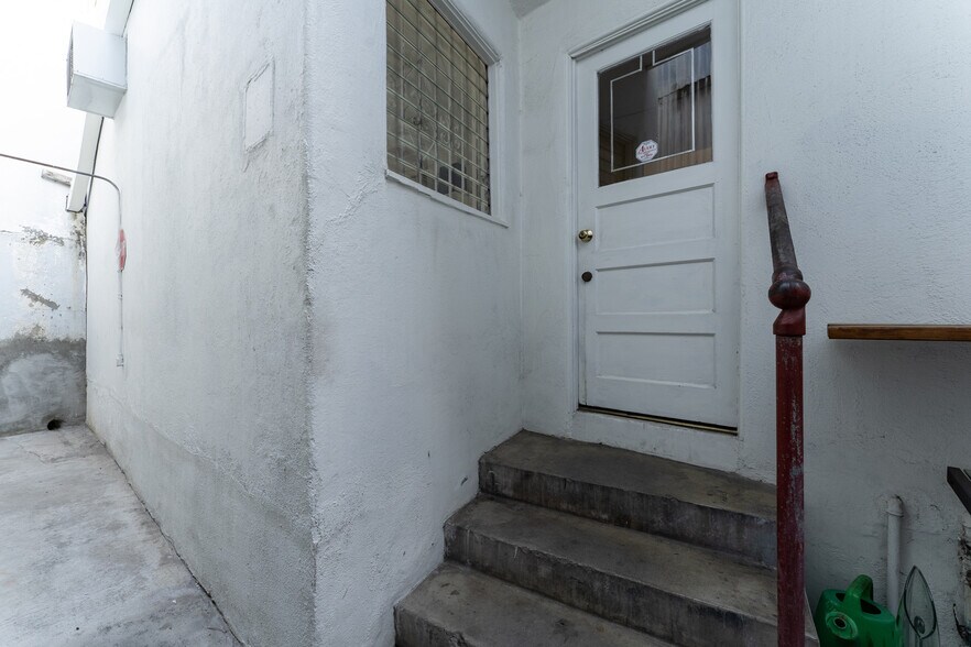 More Photos Of 13831 Ventura Blvd, Sherman Oaks Storefront For Sale