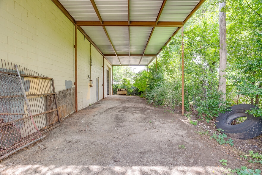 More Photos Of 3808 E 1st St, Fort Worth Light Manufacturing For Lease