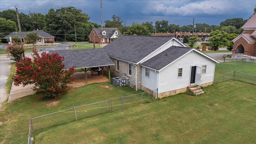 More Photos Of 317 General Daniel Ave N, Danielsville General Retail For Sale