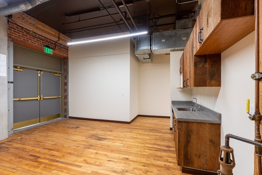 More Photos Of 448 W Market St, San Diego Office For Lease